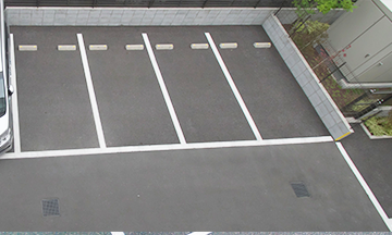 駐車場と屋根付きの駐輪場がある